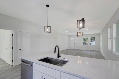 House in Tampa, Florida 3 bedrooms, 148.64 sq.m. № 2425866 - photo 10