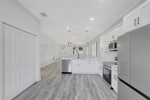 House in Tampa, Florida 3 bedrooms, 148.64 sq.m. № 2425866 - photo 12