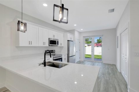 House in Tampa, Florida 3 bedrooms, 148.64 sq.m. № 2425866 - photo 5