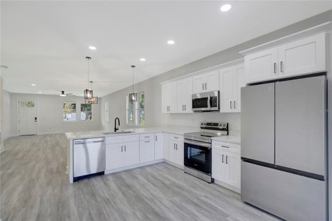 House in Tampa, Florida 3 bedrooms, 148.64 sq.m. № 2425866 - photo 8