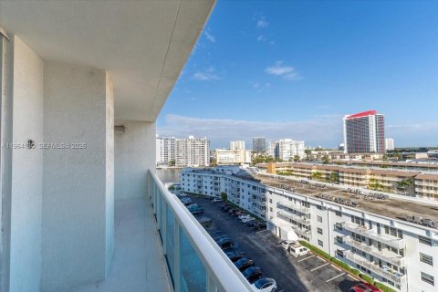 Copropriété à vendre à Hallandale Beach, Floride: 2 chambres, 121.33 m2 № 2081082 - photo 26