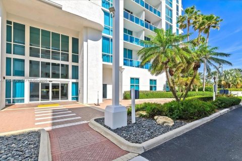 Copropriété à vendre à Hallandale Beach, Floride: 2 chambres, 121.33 m2 № 2081082 - photo 3