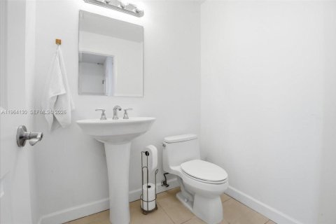 Copropriété à vendre à Hallandale Beach, Floride: 2 chambres, 121.33 m2 № 2081082 - photo 6