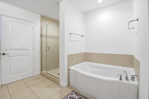 Copropriété à vendre à Hallandale Beach, Floride: 2 chambres, 121.33 m2 № 2081082 - photo 23