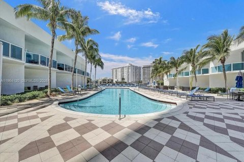 Copropriété à vendre à Hallandale Beach, Floride: 2 chambres, 121.33 m2 № 2081082 - photo 30