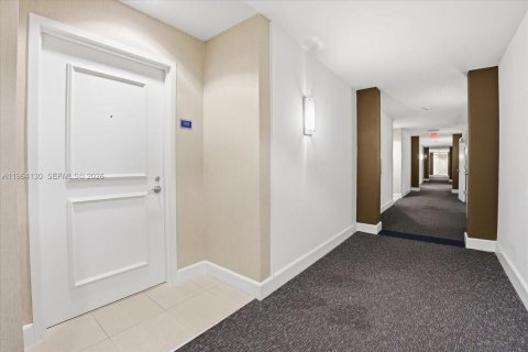 Copropriété à vendre à Hallandale Beach, Floride: 2 chambres, 121.33 m2 № 2081082 - photo 4