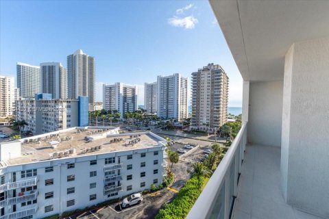 Copropriété à vendre à Hallandale Beach, Floride: 2 chambres, 121.33 m2 № 2081082 - photo 25
