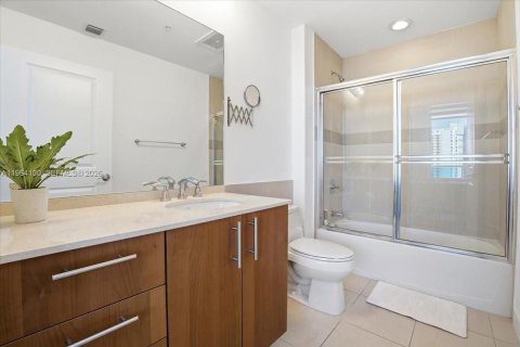Copropriété à vendre à Hallandale Beach, Floride: 2 chambres, 121.33 m2 № 2081082 - photo 18