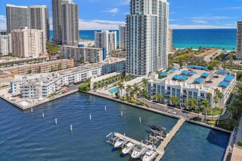 Copropriété à vendre à Hallandale Beach, Floride: 2 chambres, 121.33 m2 № 2081082 - photo 2