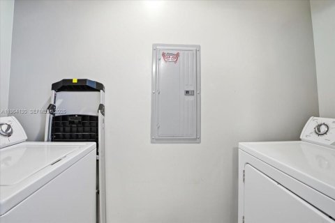 Copropriété à vendre à Hallandale Beach, Floride: 2 chambres, 121.33 m2 № 2081082 - photo 27