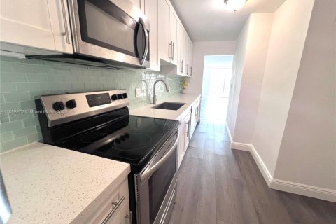 Condominio en venta en North Miami Beach, Florida, 1 dormitorio, 80.36 m2 № 1888913 - foto 4