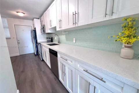 Condominio en venta en North Miami Beach, Florida, 1 dormitorio, 80.36 m2 № 1888913 - foto 1
