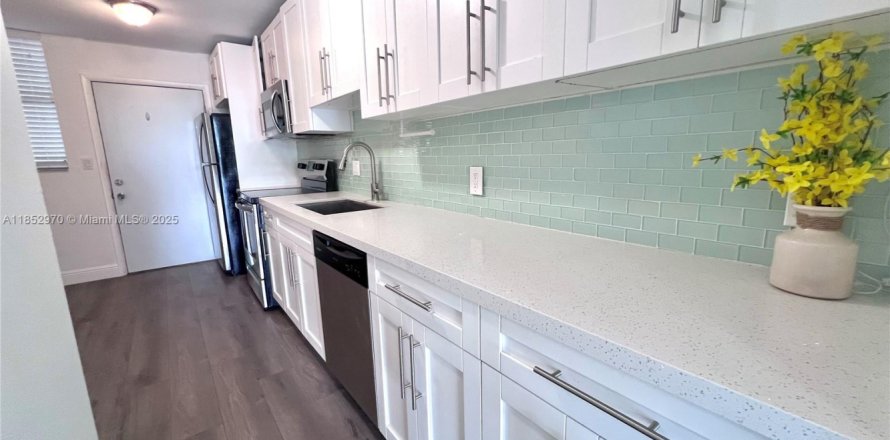 Condominio en North Miami Beach, Florida, 1 dormitorio  № 1888913