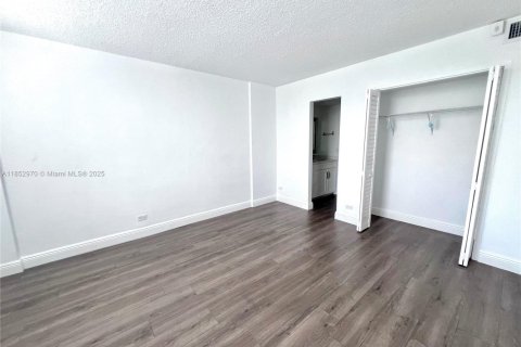 Condominio en venta en North Miami Beach, Florida, 1 dormitorio, 80.36 m2 № 1888913 - foto 10