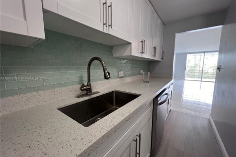Condominio en venta en North Miami Beach, Florida, 1 dormitorio, 80.36 m2 № 1888913 - foto 3