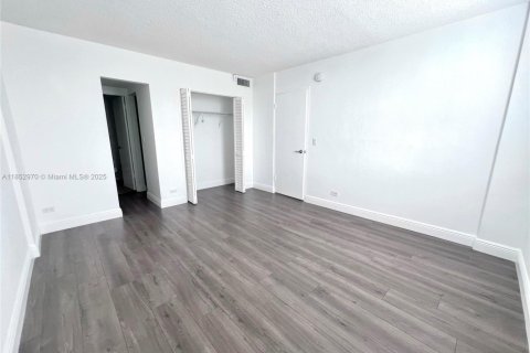 Condominio en venta en North Miami Beach, Florida, 1 dormitorio, 80.36 m2 № 1888913 - foto 11