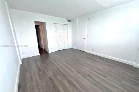 Condominio en venta en North Miami Beach, Florida, 1 dormitorio, 80.36 m2 № 1888913 - foto 13