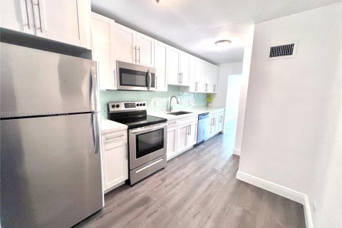Condominio en venta en North Miami Beach, Florida, 1 dormitorio, 80.36 m2 № 1888913 - foto 2