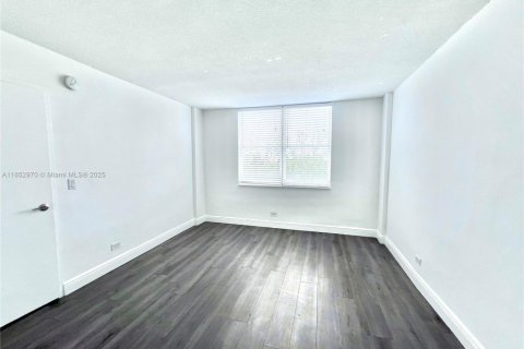 Condominio en venta en North Miami Beach, Florida, 1 dormitorio, 80.36 m2 № 1888913 - foto 12
