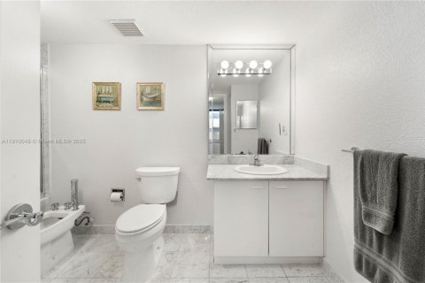 Copropriété à vendre à Surfside, Floride: 2 chambres, 117.06 m2 № 1966244 - photo 14