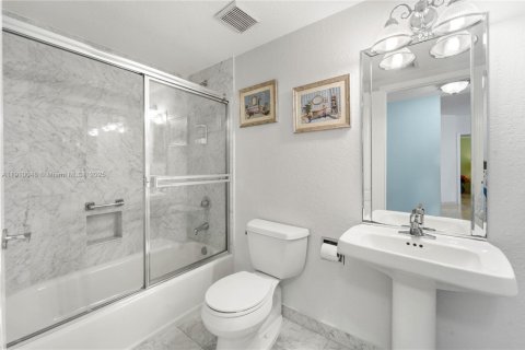 Copropriété à vendre à Surfside, Floride: 2 chambres, 117.06 m2 № 1966244 - photo 15