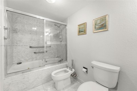 Copropriété à vendre à Surfside, Floride: 2 chambres, 117.06 m2 № 1966244 - photo 12