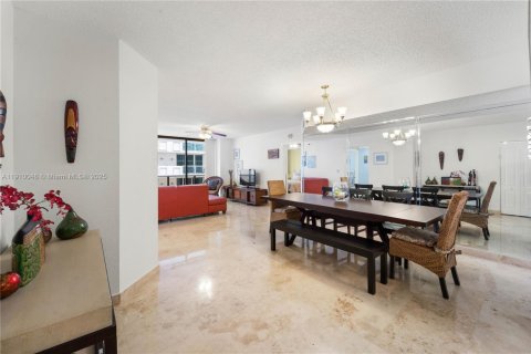 Copropriété à vendre à Surfside, Floride: 2 chambres, 117.06 m2 № 1966244 - photo 9