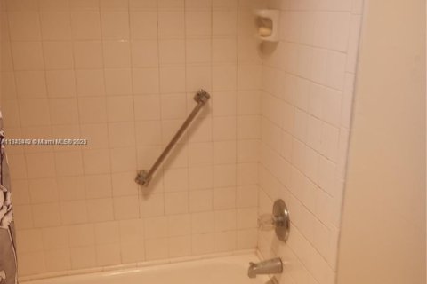 Condo in Sunrise, Florida, 1 bedroom  № 1841085 - photo 10