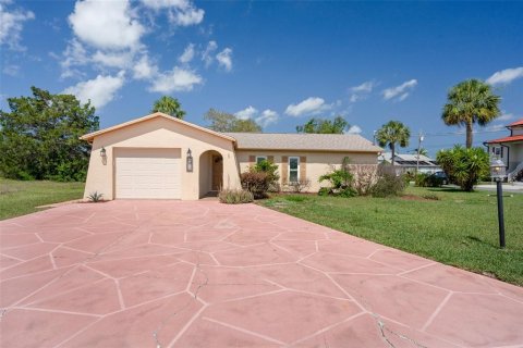 House in Hernando Beach, Florida 2 bedrooms, 116.5 sq.m. № 1719404 - photo 1