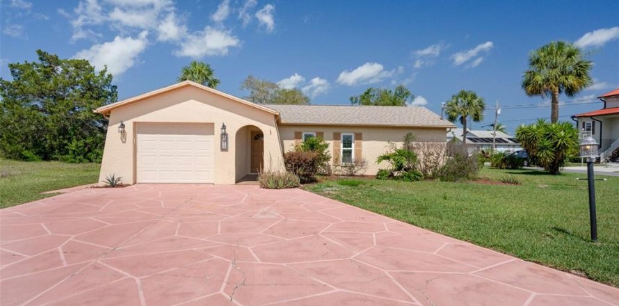 House in Hernando Beach, Florida 2 bedrooms, 116.5 sq.m. № 1719404
