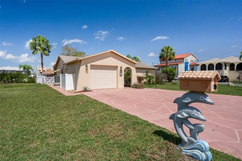 House in Hernando Beach, Florida 2 bedrooms, 116.5 sq.m. № 1719404 - photo 11
