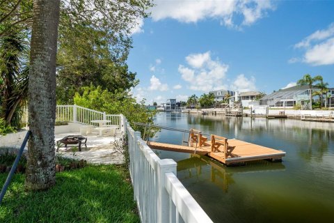 House in Hernando Beach, Florida 2 bedrooms, 116.5 sq.m. № 1719404 - photo 4