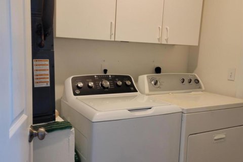 House in Port St. Lucie, Florida 3 bedrooms, 141.4 sq.m. № 2184776 - photo 13
