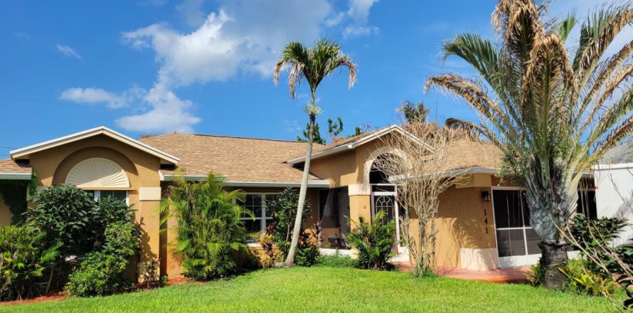 House in Port St. Lucie, Florida 3 bedrooms, 141.4 sq.m. № 2184776