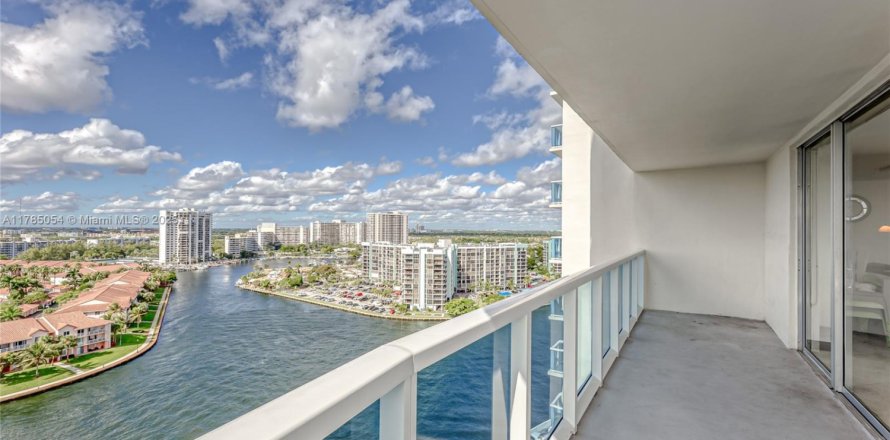 Кондоминиум с 2 спальнями в Холливуд, Флорида № 2016694