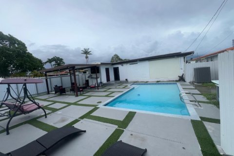 House in Miami, Florida 3 bedrooms, 228.26 sq.m. № 1846049 - photo 12