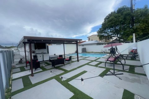 House in Miami, Florida 3 bedrooms, 228.26 sq.m. № 1846049 - photo 1