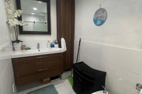 House in Miami, Florida 3 bedrooms, 228.26 sq.m. № 1846049 - photo 4