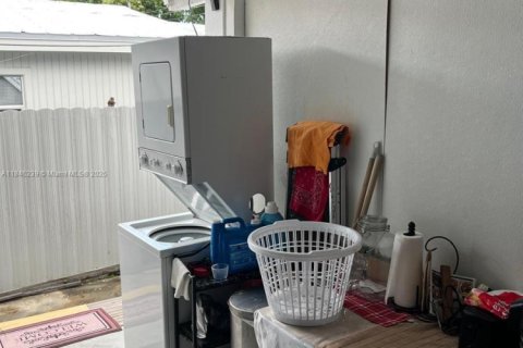 House in Miami, Florida 3 bedrooms, 228.26 sq.m. № 1846049 - photo 7