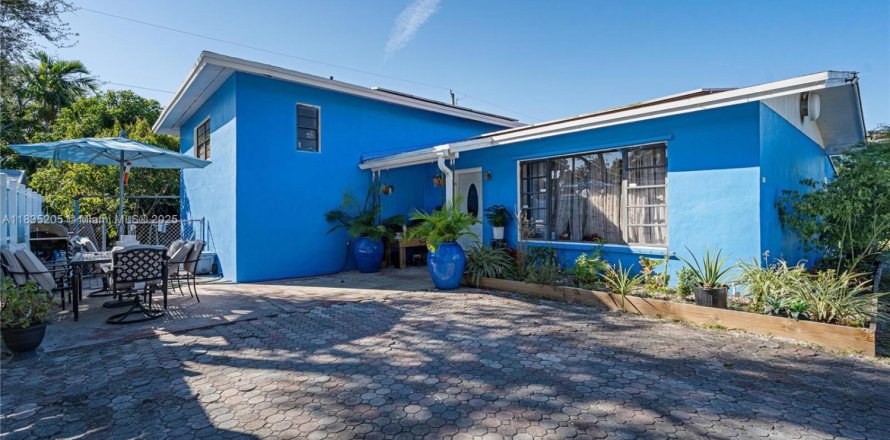 Дом в Майами, Флорида 5 спален, 235.04м2 № 1981666