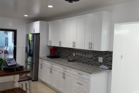 Villa ou maison à vendre à Miami, Floride: 5 chambres, 162.76 m2 № 1994963 - photo 4