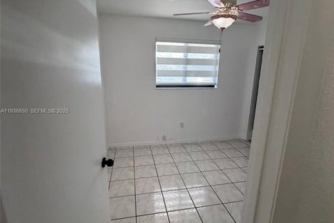 Villa ou maison à vendre à Miami, Floride: 5 chambres, 162.76 m2 № 1994963 - photo 13