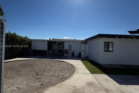 Villa ou maison à vendre à Miami, Floride: 5 chambres, 162.76 m2 № 1994963 - photo 17