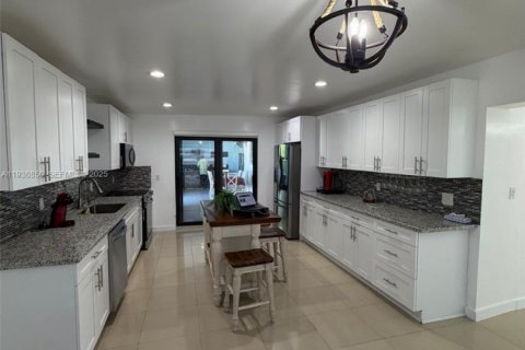 Villa ou maison à vendre à Miami, Floride: 5 chambres, 162.76 m2 № 1994963 - photo 7