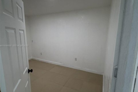 Villa ou maison à vendre à Miami, Floride: 5 chambres, 162.76 m2 № 1994963 - photo 12