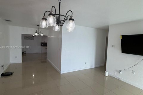 Villa ou maison à vendre à Miami, Floride: 5 chambres, 162.76 m2 № 1994963 - photo 2