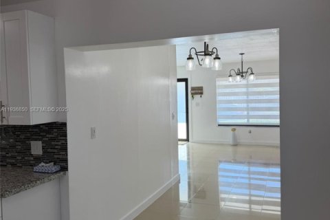 Villa ou maison à vendre à Miami, Floride: 5 chambres, 162.76 m2 № 1994963 - photo 8