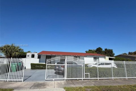 Villa ou maison à Miami, Floride 5 chambres, 162.76 m2 № 1994963