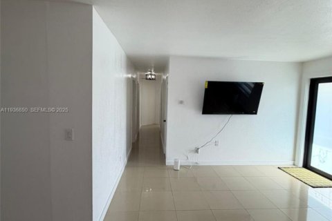 Villa ou maison à vendre à Miami, Floride: 5 chambres, 162.76 m2 № 1994963 - photo 11
