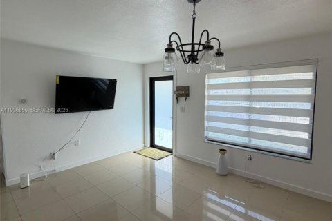 Villa ou maison à vendre à Miami, Floride: 5 chambres, 162.76 m2 № 1994963 - photo 9